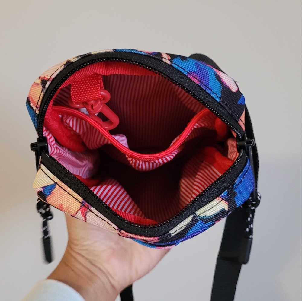 SOLD Herschel Cruz Floral Print 0.5 L Bag - Picture 7 of 7